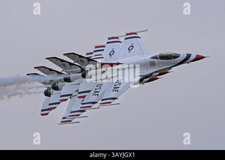 Wings Over West Texas 4-18-2025 Dyess AFB, Texas, USA, squadrone dimostrativo Thunderbirds che si esibisce al Wings Over West Texas Air Show di Dyess Foto Stock