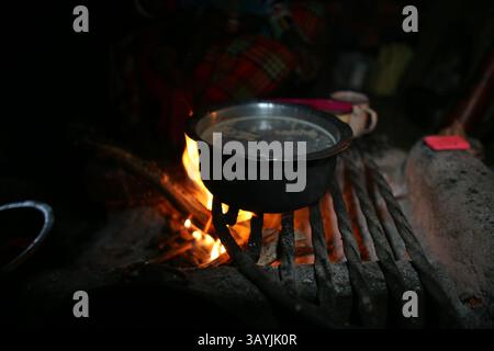 Villaggio di Ngoiroro nel mezzo del Parco Nazionale di massa Mara, Kenya. Tribù Masai. Barnoti Yenko (12). Cucina all'interno di una capanna massai. La dieta principale degli abitanti del villaggio è carne e latte. (Immagine di credito: © Ton Koene/ZUMA Press) Foto Stock