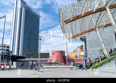Milano, Italia - 5 settembre 2021: Piazza Urbana moderna con grattacieli e stazione di condivisione biciclette Foto Stock