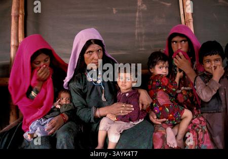 20 novembre 2005 - jalalabad, Afghanistan - donne e bambini siedono e aspettano assistenza medica. (Immagine di credito: © Ton Koene/ZUMApress.com) Foto Stock