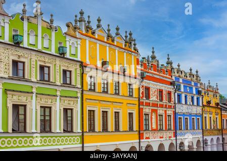 Case colorate in piazza Rynek a Zamosc, Polonia. IMMAGINE Foto Stock