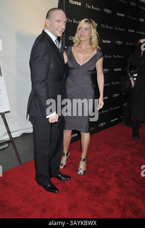 3 dicembre 2008. New York City . Gli attori Ralph Fiennes e Kate Winslet assistono alla prima di "The Reader" tenutasi al Ziegfeld Theatre il 3 dicembre 2008 a New York. (Immagine di credito: © Sharkpixs/ZUMA Press) Foto Stock