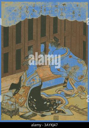 Due figure elegantemente vestite conversano, una seduta con un cesto nelle vicinanze, mentre l'altra si appoggia attraverso un pannello di legno. La scena è adornata da intricati motivi e abbigliamento tradizionale, che riflettono un momento di significato culturale, accompagnato da personaggi giapponesi stilizzati sopra. Visiting (Kayoi), dalla serie Floating World versions of the Seven Komachi (Ukiyo Nana Komachi), c. 1780, Torii Kiyonaga, Japanese, 1752-1815, Giappone, stampa a blocchi di legno a colori, chuban, 25,6 x 18,7 cm arte classica con un tocco moderno reinventata da Artotop Foto Stock