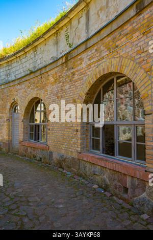 Giorno d'estate alla fortezza di Boyen a Gizycko, Polonia. IMMAGINE Foto Stock