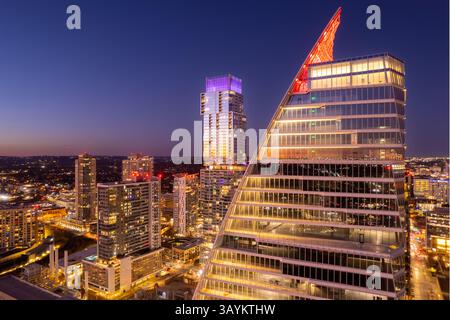 Vista aerea dell'edificio "Sail" di Google nel centro di Austin, Texas, con lo sviluppo di Seaholm e The Independent sullo sfondo. Foto Stock