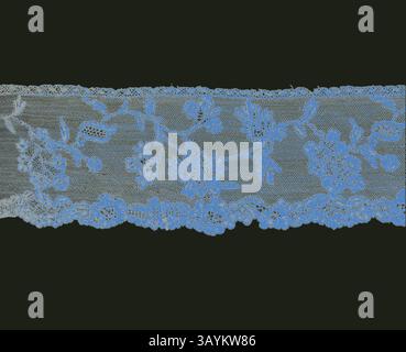 Una delicata finitura in pizzo impreziosita da intricati motivi floreali e raffinati dettagli che mettono in risalto la maestria artigianale della lavorazione del pizzo. La morbida tonalità blu aggiunge un tocco elegante al design. Confine, 1770s/80s, Italia, Venezia o Burano, Italia, lino, pizzo ad ago, 7,4 x 124,8 cm (2 7/8 x 49 1/8 pollici) Arte classica con un tocco moderno reinventata da Artotop Foto Stock