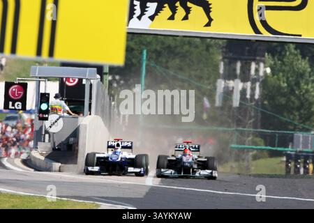 01 ago 2010 - Budapest, Ungheria - MICHAEL SCHUMACHER, destra, (GER) Mercedes GP MGP W01 schiaccia l'ex compagno di squadra RUBENS BARRICHELLO (BRA) Williams FW32 nel pit wall durante il Campionato del mondo di Formula 1, Rd 12, Gran Premio d'Ungheria. Schumacher è stato penalizzato per guida non sicura dopo la gara. (Credito: © Sutton Motorsports/ZUMApress.com) Foto Stock