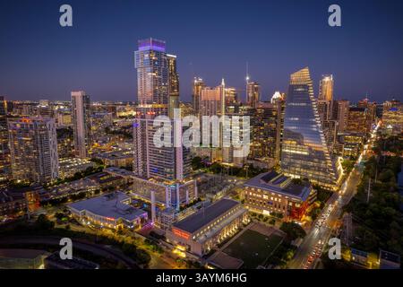Una vista al crepuscolo dello skyline di Austin da una posizione sopra lo sviluppo di Seaholm ad ovest del centro citta' presa nell'aprile 2024. Foto Stock