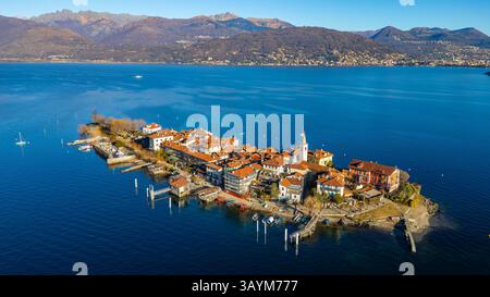 Vista panoramica dell'Isola dei pescatori sul Lago maggiore. IMMAGINE Foto Stock