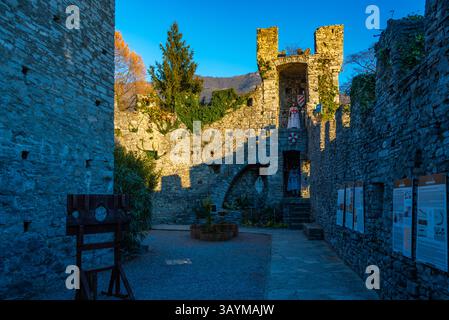 Castello di Vezio sopra Varenna, in Italia. IMMAGINE Foto Stock