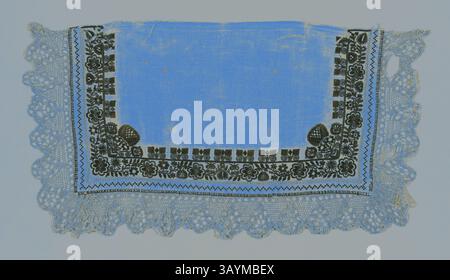 Un panno delicato caratterizzato da intricati motivi floreali e geometrici lungo i bordi, completato da una finitura in pizzo. Il tessuto presenta un morbido sfondo blu adornato da disegni neri, che mettono in mostra un mix di cura artigianale e dettagli artistici. Foulard End, XIX secolo, Spagna, 59,1 x 30,5 cm (23 1/4 x 1/2 pollici) Arte classica con un tocco moderno reinventata da Artotop Foto Stock