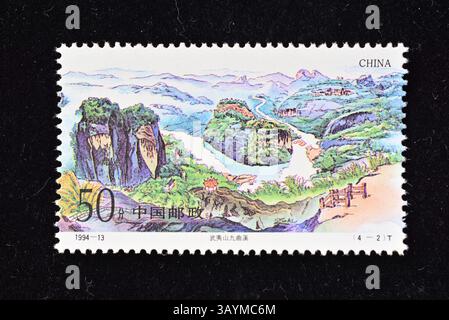 CINA - CIRCA 1994: Un francobollo stampato in Cina mostra i monti Wuyi, intorno al 1994. Foto Stock