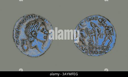 Un'antica moneta con un profilo di una figura su un lato, e una scena raffigurante due figure, una che forse rappresenta una divinità, sul retro. La moneta mostra dettagli intricati e iscrizioni che suggeriscono il suo significato storico. Denario (moneta) raffigurante Pompeo il grande, 42/40 a.C., emesso dalla Repubblica Romana, Sesto Pompeo Magno, romano, coniato in Sicilia, Sicilia, argento, Diam. Arte classica da 2 cm, 3,95 g con un tocco moderno reinventata da Artotop Foto Stock