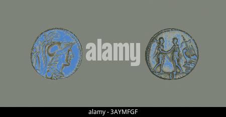 Due antiche monete sono esposte fianco a fianco. Uno presenta un profilo di un guerriero con un casco, mentre l'altro raffigura due figure in piedi insieme, probabilmente impegnate in un'attività cerimoniale o commerciale. Entrambe le monete presentano dettagli intricati, che mostrano il loro significato storico. Denario (moneta) raffigurante la dea Minerva, 87 a.C., Antica Italia (Confederazione Marsica), Samnium, Argento, Diam. Arte classica da 1,8 cm, 3,85 g con un tocco moderno reinventata da Artotop Foto Stock