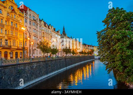 Facciata di edifici sul lungofiume Moldava a Praga, repubblica Ceca. IMMAGINE Foto Stock