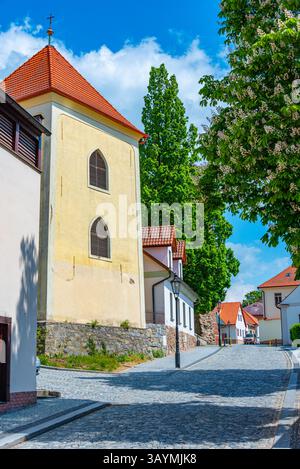 Strada stretta nella città vecchia di Benesov u Prahy, repubblica Ceca. IMMAGINE Foto Stock