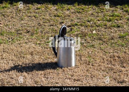 aprire la mensa del caffè seduta sull'erba Foto Stock