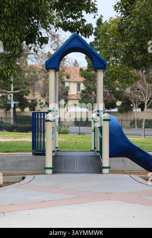 struttura parco giochi a forma di castello per bambini Foto Stock