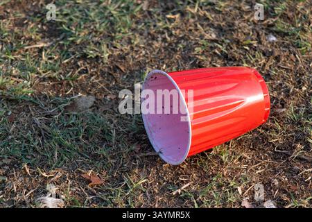 sporcizia rossa della tazza solitaria a terra Foto Stock