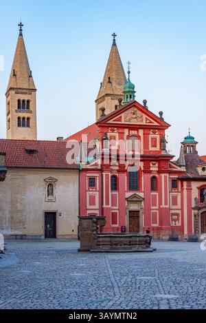 Vista al tramonto del convento di San Giorgio al castello di Praga, repubblica Ceca. IMMAGINE Foto Stock
