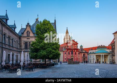 Vista al tramonto del convento di San Giorgio al castello di Praga, repubblica Ceca. IMMAGINE Foto Stock
