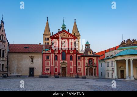Vista al tramonto del convento di San Giorgio al castello di Praga, repubblica Ceca. IMMAGINE Foto Stock