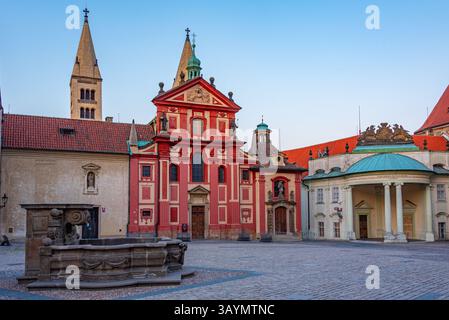 Vista al tramonto del convento di San Giorgio al castello di Praga, repubblica Ceca. IMMAGINE Foto Stock