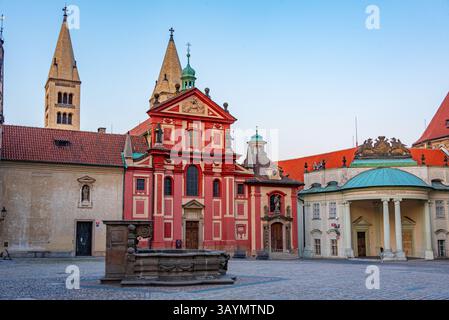 Vista al tramonto del convento di San Giorgio al castello di Praga, repubblica Ceca. IMMAGINE Foto Stock