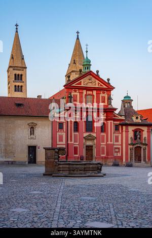 Vista al tramonto del convento di San Giorgio al castello di Praga, repubblica Ceca. IMMAGINE Foto Stock