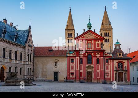 Vista al tramonto del convento di San Giorgio al castello di Praga, repubblica Ceca. IMMAGINE Foto Stock