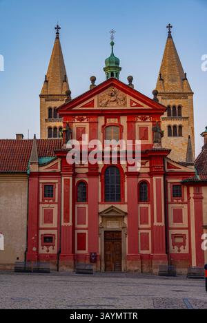 Vista al tramonto del convento di San Giorgio al castello di Praga, repubblica Ceca. IMMAGINE Foto Stock