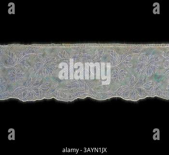 Una delicata finitura in pizzo impreziosita da intricati motivi floreali e vigne vorticose, che mettono in risalto eleganza e artigianalità. Confine, anni 1760, Francia, Valenciennes, Valenciennes, pizzo diritto in tela di tipo "Valenciennes" con fondo a rete tondo di Valenciennes, 7,8 x 101,8 cm (3 x 40 1/8 poll.) Arte classica con un tocco moderno reinventata da Artotop Foto Stock