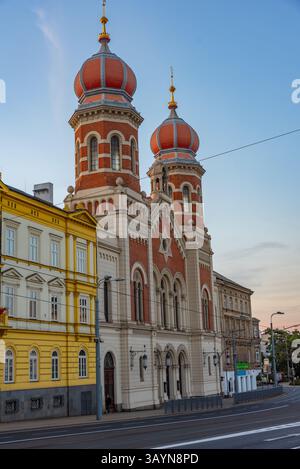 Vista all'alba della grande Sinagoga di Pilsen, repubblica Ceca. IMMAGINE Foto Stock