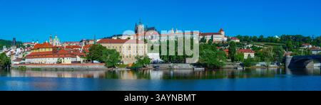 Castello di Praga e fiume moldava a Praga, repubblica Ceca. IMMAGINE Foto Stock