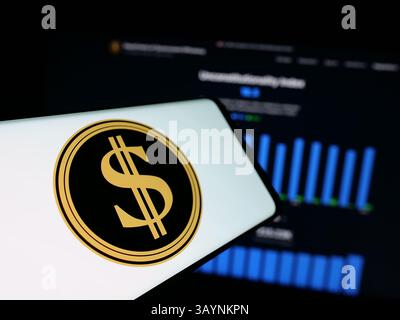 Germania. 17 aprile 2025. In questa immagine, uno smartphone con il logo del Dipartimento dell'efficienza del governo degli Stati Uniti (DOGE) è visibile sullo schermo davanti al sito Web. Credito: SOPA Images Limited/Alamy Live News Foto Stock