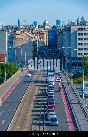 Praga, repubblica Ceca, 9 maggio 2024: Ponte Cechuv sul fiume Moldava a Praga, repubblica Ceca. IMMAGINE Foto Stock