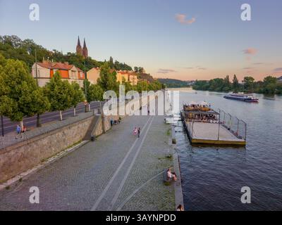 Praga, repubblica Ceca, 10 giugno 2024: Fiume Rasinovo nabrezi a Praga, Repubblica Ceca IMAGE Foto Stock