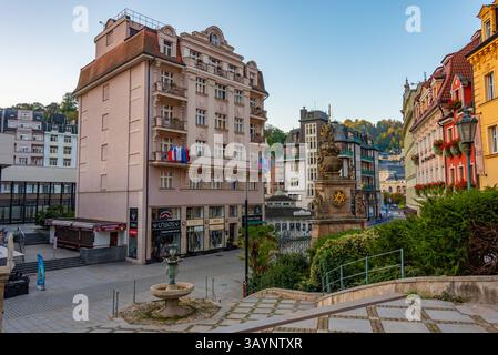 Karlovy Vary, 7 settembre 2024: Colonna della Santissima trinità al lungomare di Karlovy Vary, repubblica Ceca. IMMAGINE Foto Stock