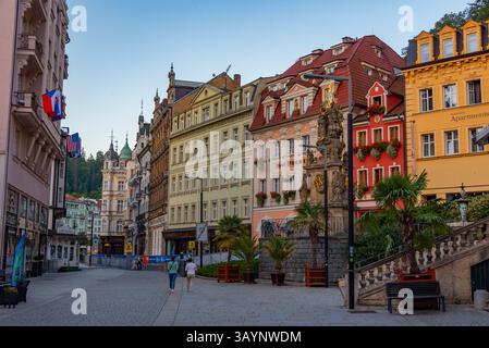 Karlovy Vary, 8 settembre 2024: Colonna della Santissima trinità al lungomare di Karlovy Vary, repubblica Ceca. IMMAGINE Foto Stock