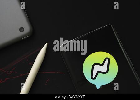 Dacca, Bangladesh - 17 marzo 2025: Il logo dei bambini messaggeri viene visualizzato sullo schermo di uno smartphone Foto Stock