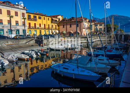 Menaggio, Italia, 31 dicembre 2024: Marina a Menaggio città in Italia IMAGE Foto Stock