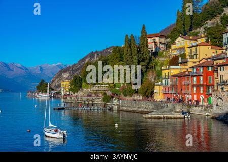 Varenna, Italia, 31 dicembre 2024: Le persone passeggiano sul lungolago di Varenna, Italia. IMMAGINE Foto Stock