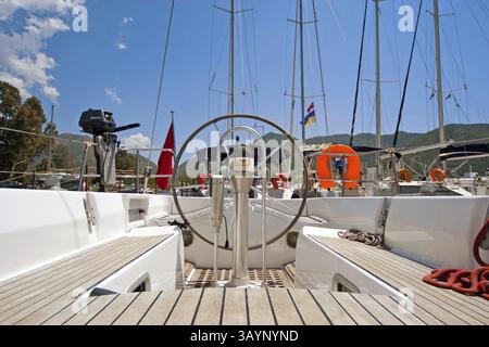 Sterzare e bussola sulla barca a vela Foto Stock