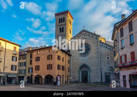 Como, Italia, 1 gennaio 2025: basilica di San fedele a Como ItalyIMAGE Foto Stock