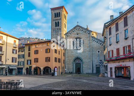 Como, Italia, 1 gennaio 2025: basilica di San fedele a Como ItalyIMAGE Foto Stock