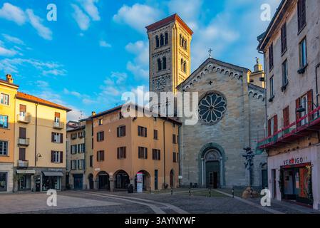Como, Italia, 1 gennaio 2025: basilica di San fedele a Como ItalyIMAGE Foto Stock