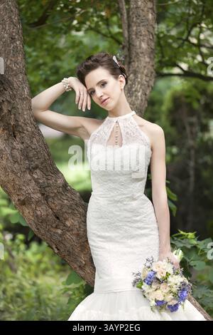 Bouquet nuziale in mano alla sposa, vista ravvicinata Foto Stock