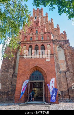 Chelmno, Polonia, 11 agosto 2024: Chiesa cattolica di San Pietro e Paolo a Chelmno, Polonia. IMMAGINE Foto Stock