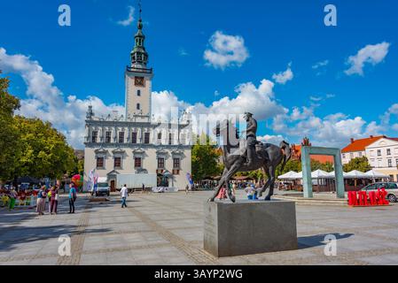 Chelmno, Polonia, 11 agosto 2024: Municipio bianco nella città polacca di Chelmno. IMMAGINE Foto Stock