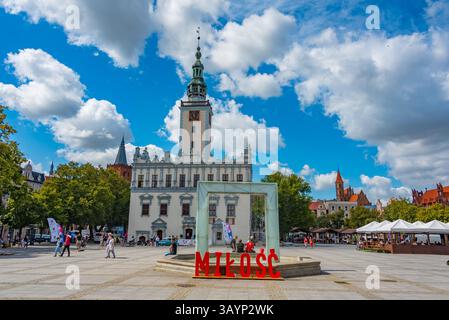 Chelmno, Polonia, 11 agosto 2024: Municipio bianco nella città polacca di Chelmno. IMMAGINE Foto Stock